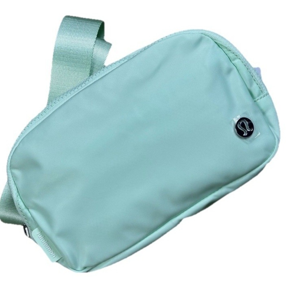 #187 LululemonEverywhere Belt Bag‎ 1L - Green Crossbody Fanny Pack Travel